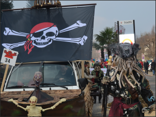 Umzugswagen mit Piratenfahne